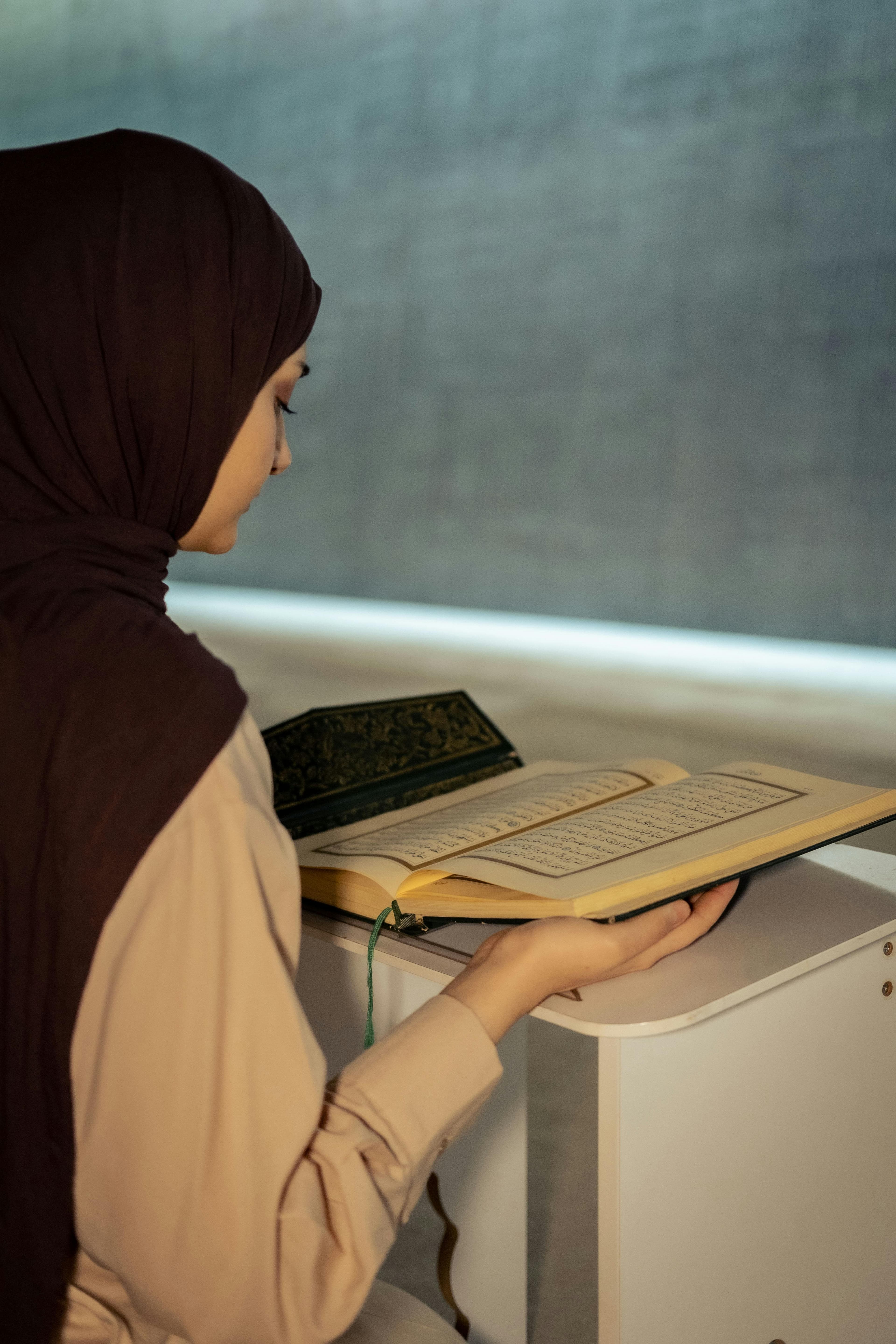 المرأة في الإسلام:
تكريم ومسؤولية ودور حضاري